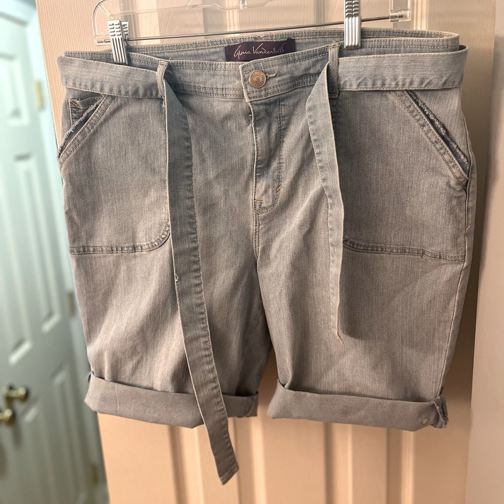 NWOT Gloria Vanderbilt shorts with belt